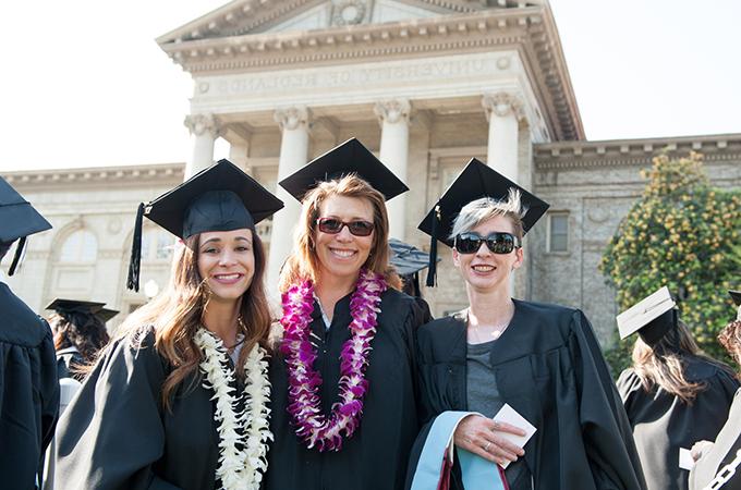 毕业典礼后，三名来自教育学院的女学生聚集在行政大楼前.